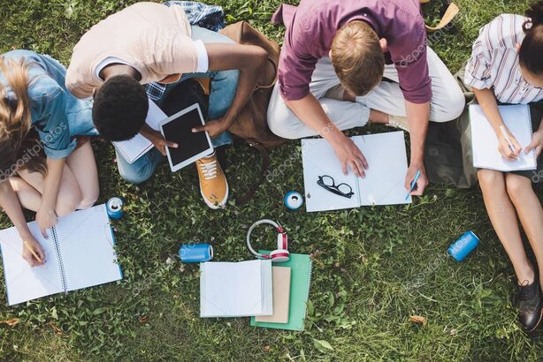 Studenti universitari che consultano documenti e bonus disponibili