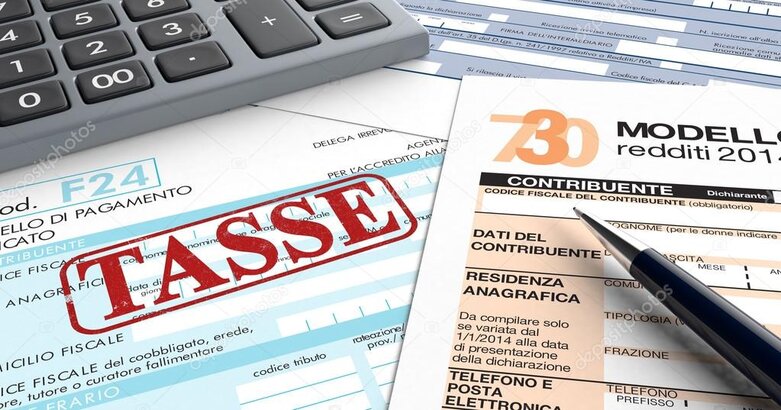 Consulente CAF che compila il Modello 730 con un cliente