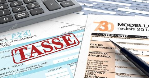 Consulente CAF che compila il Modello 730 con un cliente
